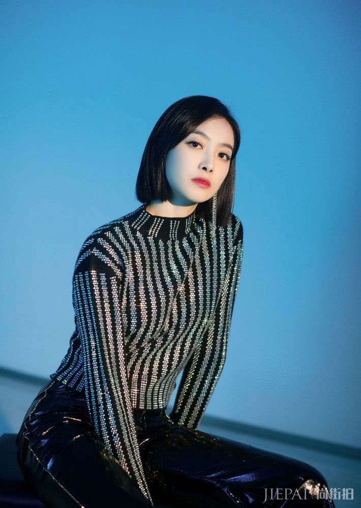 宋茜剪空气刘海,搭配齐脖短发,造型清纯甜美